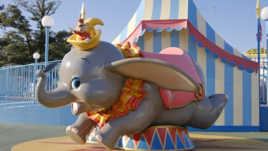 空飛ぶダンボで記念撮影