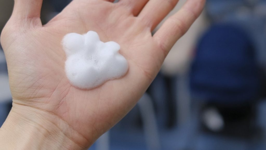 ハンドウォッシングエリアの泡がミニーマウス型 