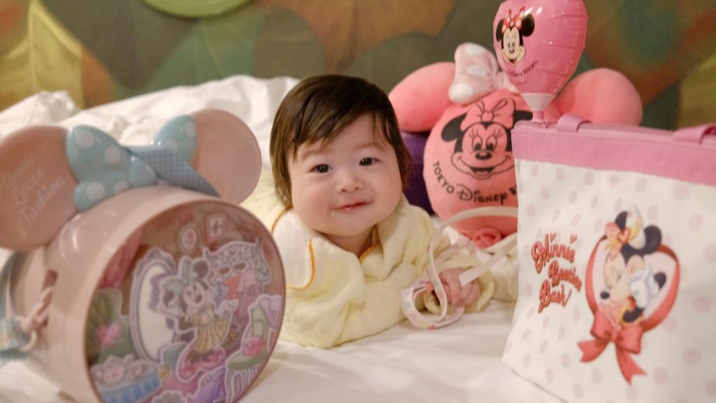 購入したグッズを並べて、息子と写真撮影