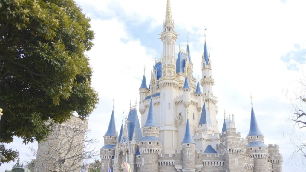 シンデレラ城（トゥモローランド側）