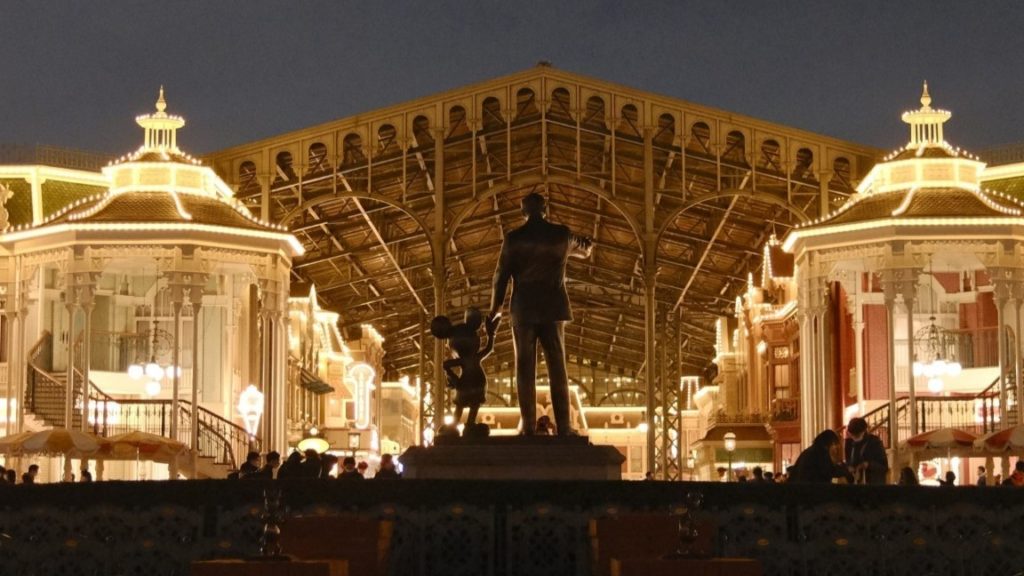 パートナーズ像（後ろから）