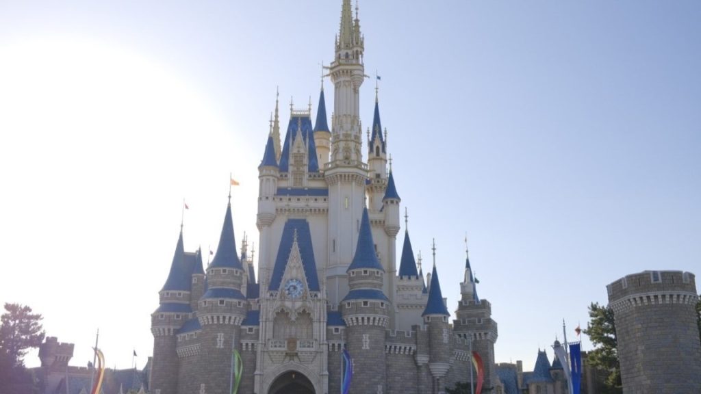 シンデレラ城前（逆光）