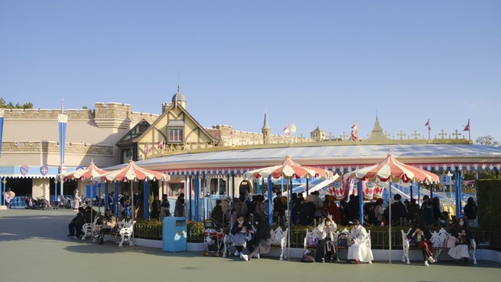 朝イチの空飛ぶダンボの待ち列の様子