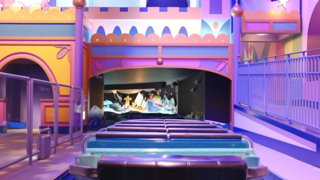 ⑪イッツ・ア・スモールワールド